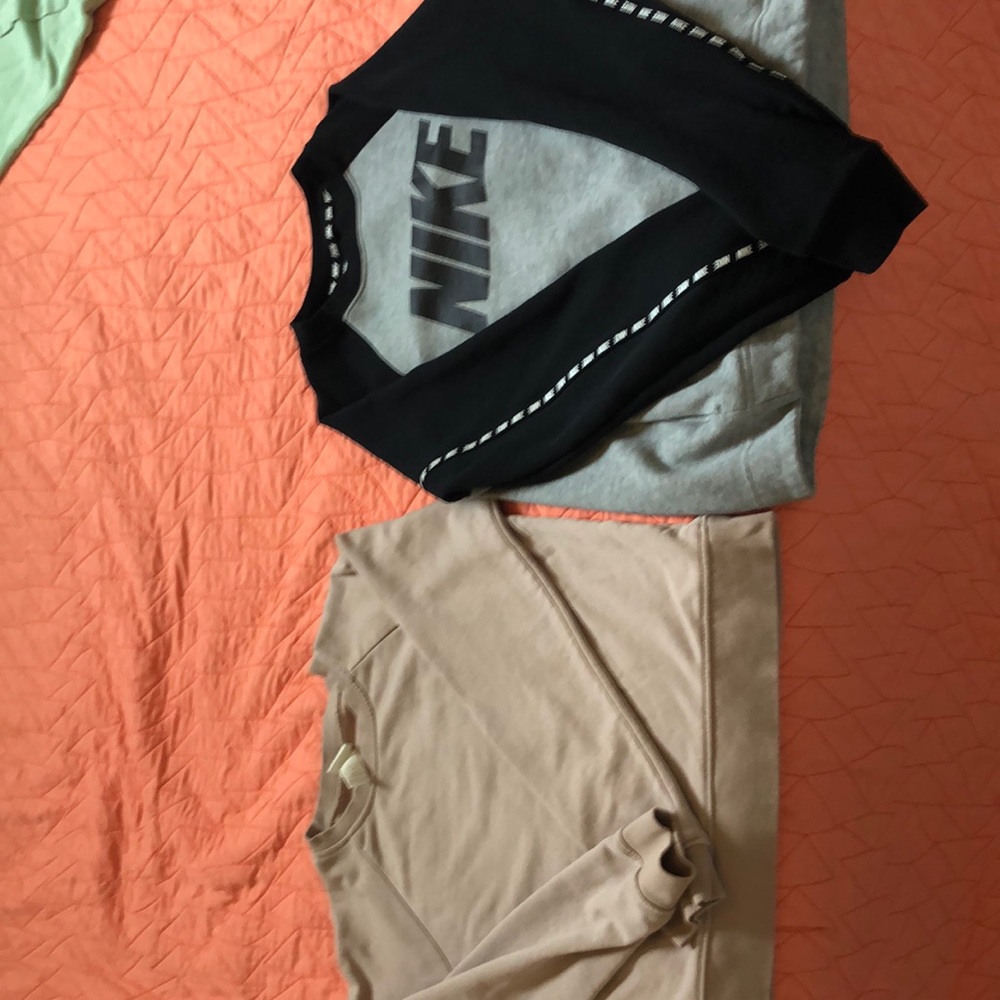 2 crew neck sweatshirts